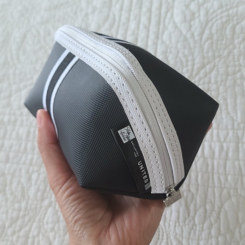 8/12 SAKS 5TH AVENUE TOILETRY BAG